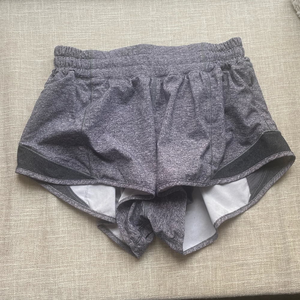 lululemon heather gray low rise 2.5 inch hotty hots size 4